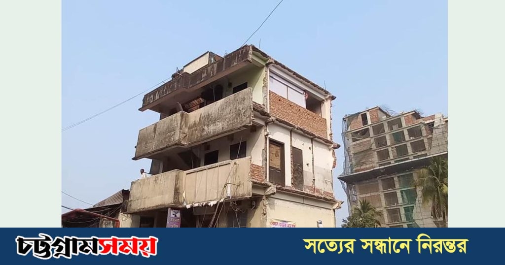 চট্টগ্রামের ষোলশহরে হেলে পড়ল ৪ তলা ভবন