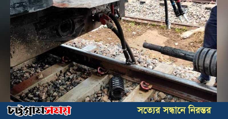 ঢাকামুখী সুবর্ণ এক্সপ্রেস থেকে ছুটে গেল বগি