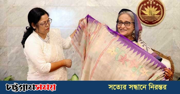 প্রধানমন্ত্রীকে কলা গাছের তন্তু থেকে তৈরি শাড়ি উপহার