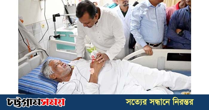 ফলমূল নিয়ে আহত আমানকে দেখতে প্রধানমন্ত্রীর প্রতিনিধি হাসপাতালে
