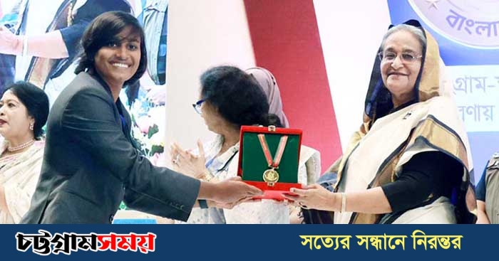বঙ্গমাতা বেগম ফজিলাতুন্নেছা মুজিব পদক পেলেন নারী ফুটবল দল ও ৪ জন