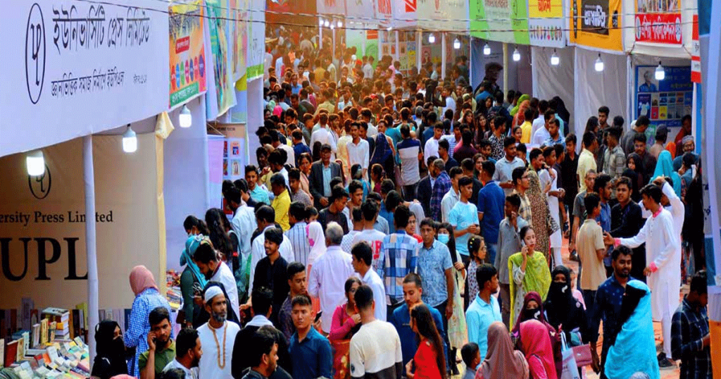 ছুটির দিনে জমজমাট চট্টগ্রাম বইমেলা