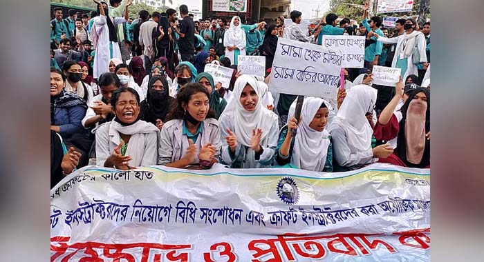 চট্টগ্রামে ৬ দফা দাবিতে পলিটেকনিক শিক্ষার্থীদের বিক্ষোভ