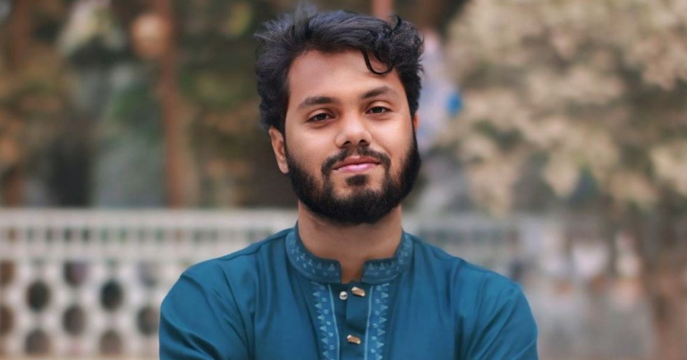 রিকশায় বসা হাদিকে গুলি করে মোটরসাইকেলে আসা দুই যুবক