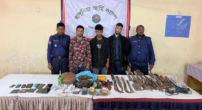 রাঙ্গুনিয়ায় যৌথ বাহিনীর অভিযানে মাদক ও দেশীয় অস্ত্রসহ গ্রেপ্তার ৩