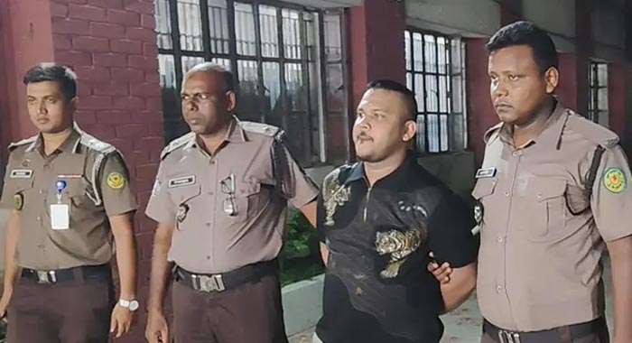 প্রিজন ভ্যান থেকে পালালো ‘পিচ্চি রাজা’, বরখাস্ত ৫ পুলিশ